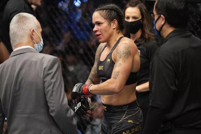 Amanda Nunes tira as luvas após sua derrota no UFC 269: pela primeira vez, ela não lidera o ranking peso-por-peso feminino — Foto: Jeff Bottari/Zuffa LLC