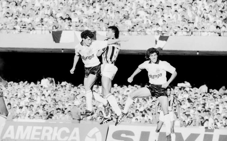 Márcio Bittencourt em disputa com Eliel na final do Brasileirão de 1990, contra o São Paulo — Foto: FÁBIO MATHEY/ESTADÃO CONTEÚDO