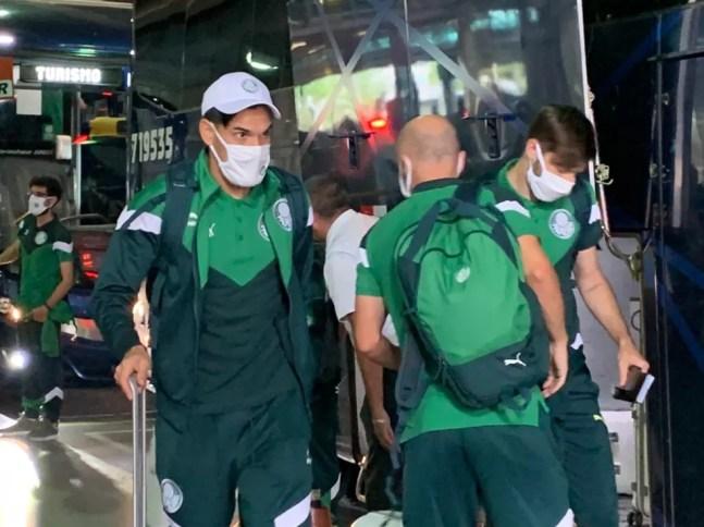 Gómez e Viña na chegada do Palmeiras ao Brasil depois do Mundial — Foto: Henrique Toth