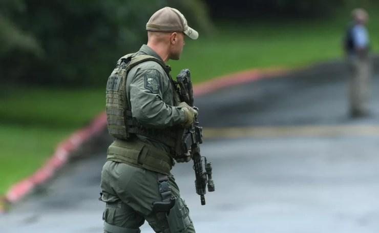 Policial faz segurança de região onde aconteceu tiroteio em Maryland — Foto: Jerry Jackson /The Baltimore Sun via AP