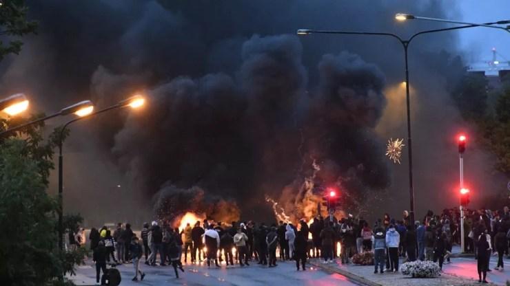 Foto mostra protesto em Malmö, na Suécia, na sexta-feira (28). — Foto: TT NEWS AGENCY / AFP