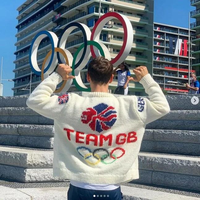 Tom Daley posta foto com cardigã olímpico, cujos detalhes foram tricotados durante as Olimpíadas de Tóquio — Foto: Divulgação