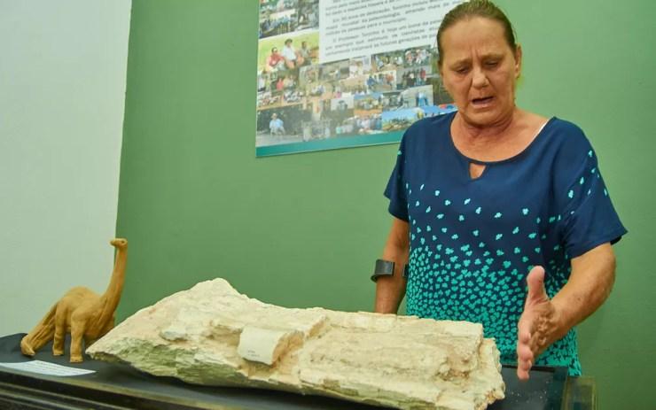 A agricultora Elvira Aparecida Franciosi mostra o fóssil quem encontrou em 1984 em Monte Alto, SP — Foto: Érico Andrade/G1
