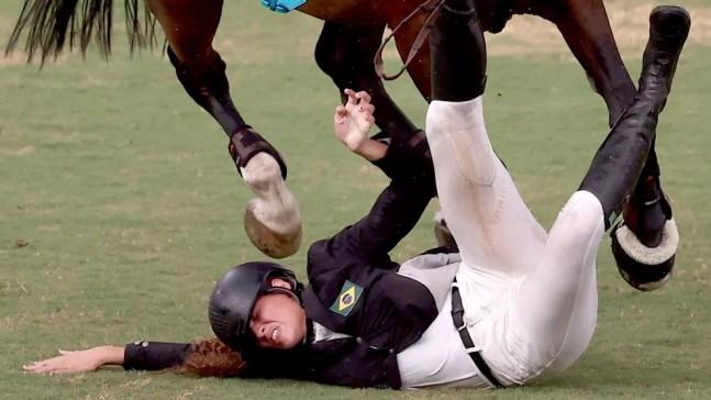 Ieda Guimarães, do pentatlo, cai do cavalo — Foto: REUTERS/Ivan Alvarado
