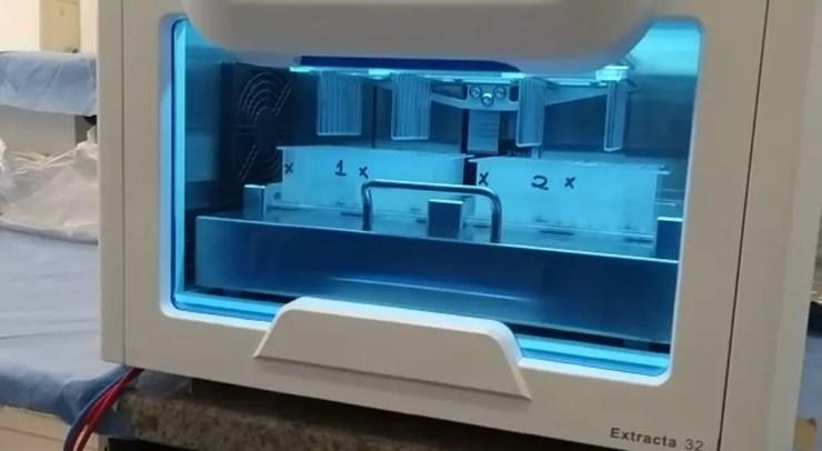 Um dos laboratórios públicos usados no processamento de testes PCR para Covid-19 é o da Faculdade de Odontologia do campus da USP em Bauru, que conta com um equipamento que automatiza uma das fases do processamento para permitir o aumento da quantidade de amostras testadas por dia — Foto: Divulgação/FOB-USP