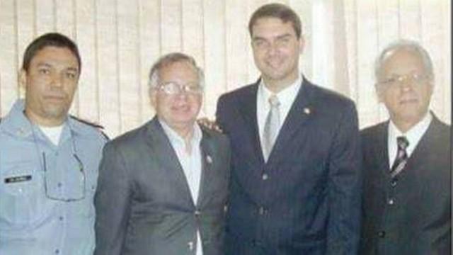 Bolsonaro ameaça quem divulgar fotos suas com coronel preso, e imagem se torna viral