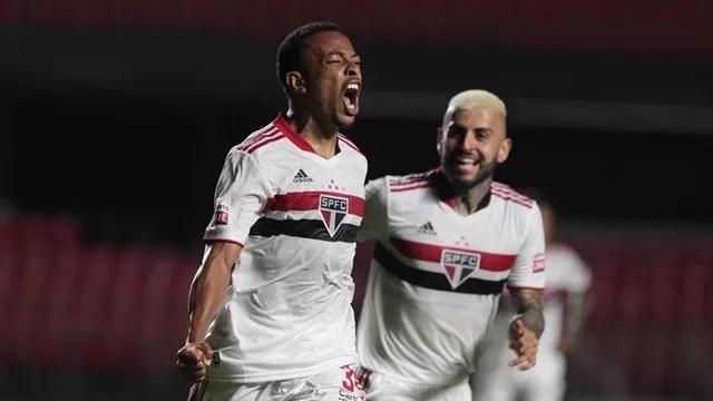 Wellington comemora gol do São Paulo ao lado de Liziero