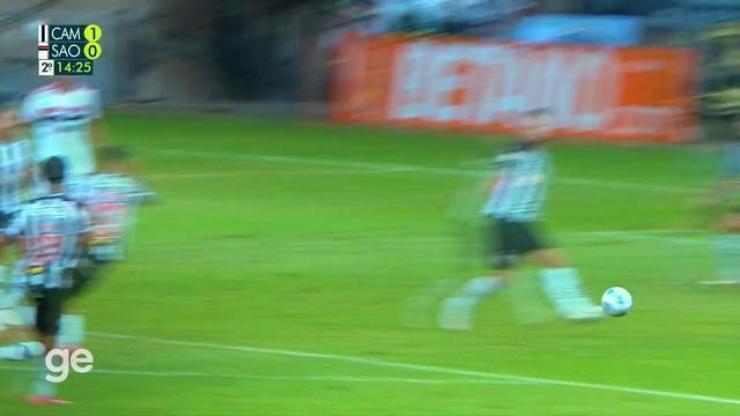 Aos 14 min do 2º tempo - chute para fora de fora da área de Emiliano Rigoni do São Paulo contra o Atlético-MG