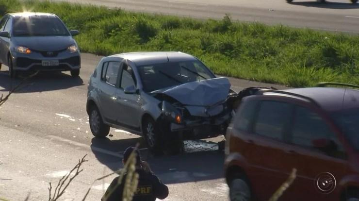Carro se envolveu em um acidente no congestionamento que se formou na rodovia Assis Chateubriand em Rio Preto (Foto: Reprodução/TV TEM)
