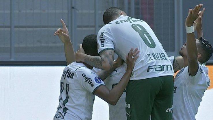 Gol do Palmeiras! Felipe Melo resvela de cabeça na intermediária e encontra Raphael Veiga que manda para o fundo do gol, em 1' do 1º tempo