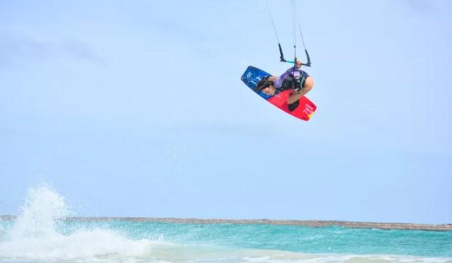  Bruna Kajiya  voa no kitesurf — Foto: Claudio Cabral