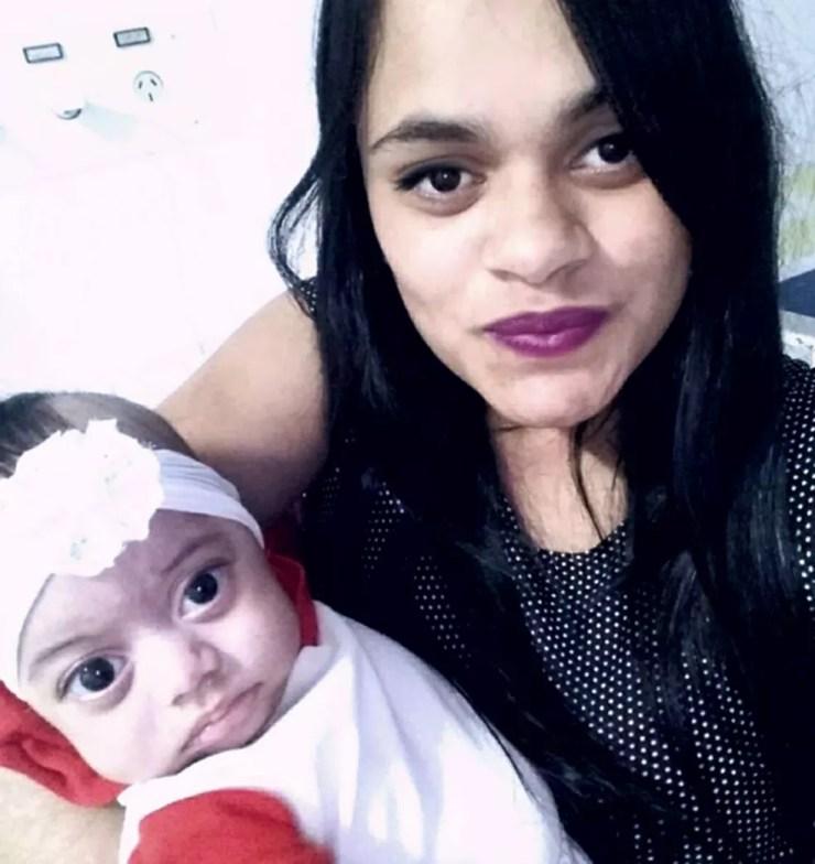 Bruna e a filha Laura; bebê morreu com KPC no Centro Infantil Boldrini, em Campinas (Foto: Reprodução / Facebook)