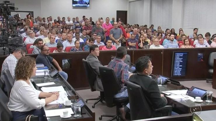 Moradores de Araçatuba (SP) acompanharam a sessão da Câmara (Foto: Reprodução/TV TEM)