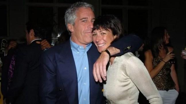 Jeffrey Epstein e Ghislaine Maxwell em foto de 2005; segundo acusação, ela tinha papel de aliciar vítimas — Foto: Getty Images/Via BBC