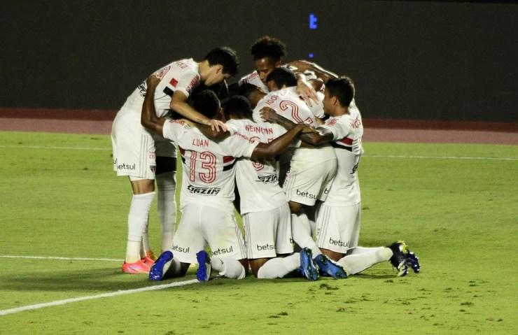 Jogadores do São Paulo durante duelo com Flamengo — Foto: Marcos Ribolli