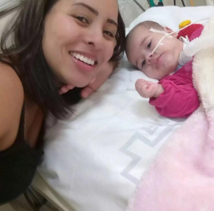 Lavínia e a mãe 'moram' no Hospital das Clínicas de Botucatu  (Foto: Daiane Cunha Lopes / Arquivo pessoal )