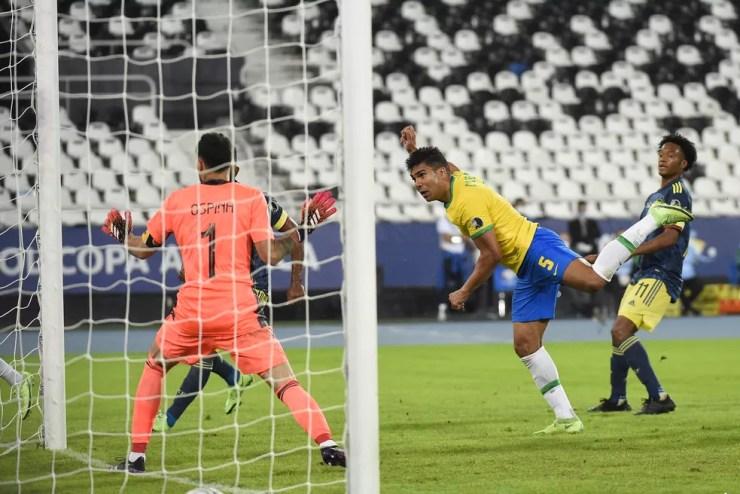 Casemiro cabeceia para virar o jogo: Brasil 2 x 1 Colômbia, na quarta rodada da Copa América — Foto: André Durão