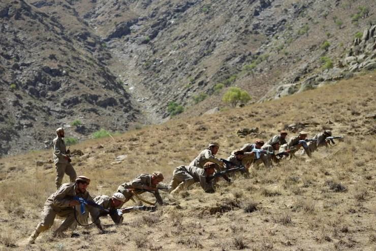 Movimento de resistência ao Talibã participam de treinamento militar na área de Malimah, no distrito de Dara, na província de Panjshir, em 2 de setembro de 2021, enquanto o vale continua sendo o último local ainda não conquistado pelo grupo extremista no Afeganistão — Foto: Ahmad Sahel Arman/AFP