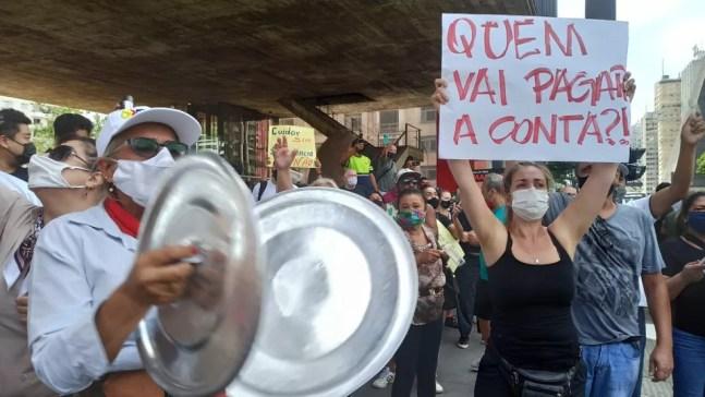 Grupo se reúne na Paulista para protestar contra o fechamento de bares e restaurantes em SP — Foto: Thiago Guerreiro/ TV Globo