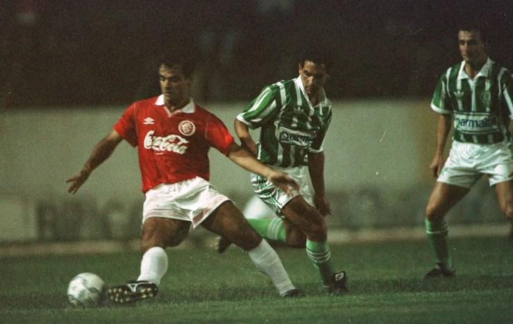 Zinho foi um dos reforços do Palmeiras em 1992; na foto, em duelo contra o Inter, pela Copa do Brasil — Foto: Arquivo / Agência RBS