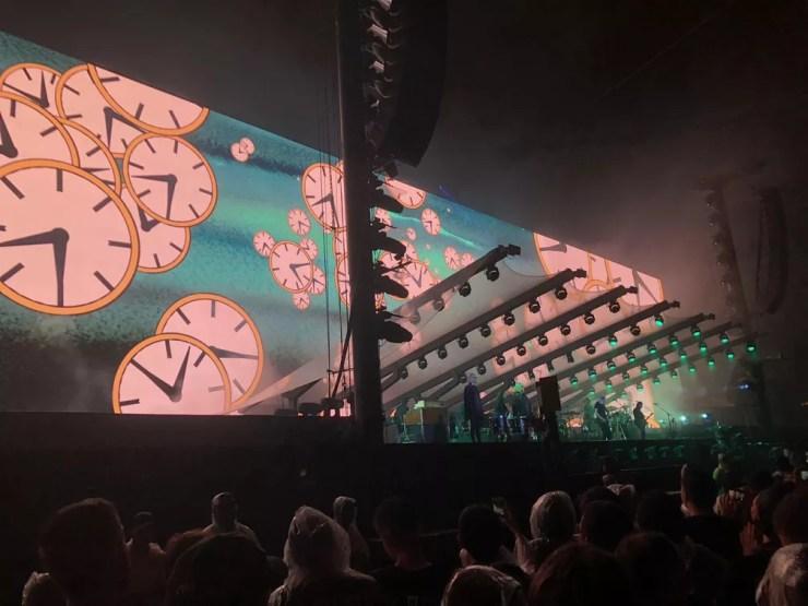Os relógios no telão marcam o início da execução de "Time", terceira canção do show. — Foto: Carlos Brito