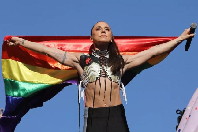 A cantora Mel C, ex-Spice Girl, com a bandeira do movimento LGBT+ durante a 23ª Parada LGBT de São Paulo. — Foto: Celso Tavares/G1