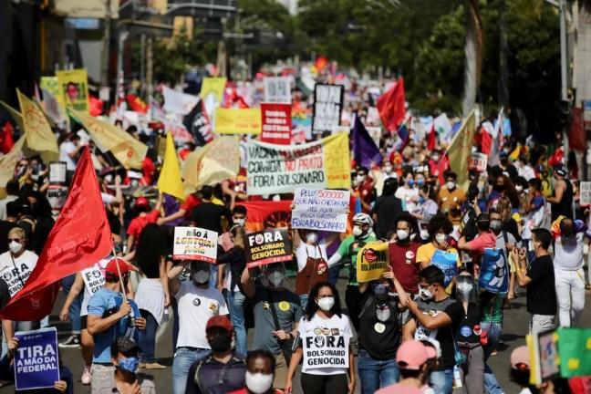 Manifestantes contra Bolsonaro vão às ruas em Goiânia neste sábado (19) — Foto: Diego Vara/Reuters