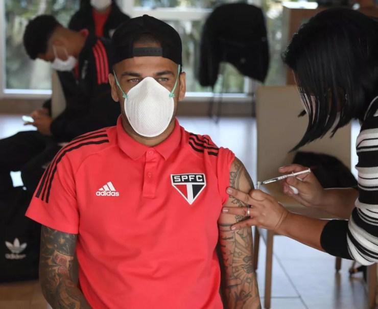 Daniel Alves recebeu a primeira dose da vacina nesta quinta-feira — Foto: Rubens Chiri/saopaulofc