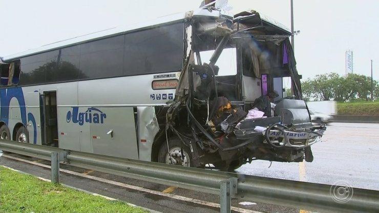 Acidente entre ônibus e caminhão deixa um morto e feridos na Castello Branco