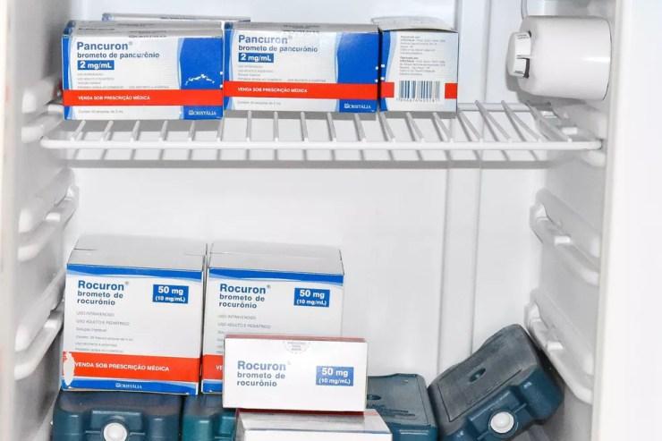 Caixas de medicamentos do kit intubação, necessários no tratamento de pacientes com Covid-19, em um hospital de São Paulo em abril — Foto: ROBERTO CASIMIRO/FOTOARENA/ESTADÃO CONTEÚDO