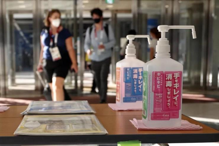 Álcool gel disposto no centro de imprensa de Tóquio — Foto: Valery Sharifulin\TASS via Getty Images