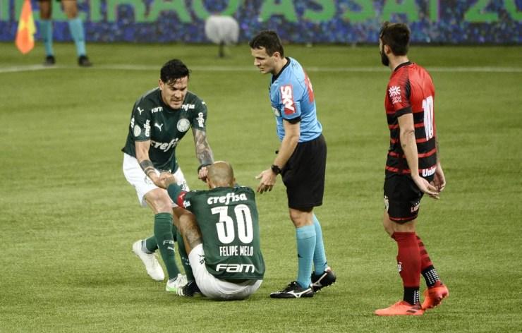 Gustavo Gómez e Felipe Melo na partida entre Palmeiras e Atlético-GO — Foto: Marcos Ribolli