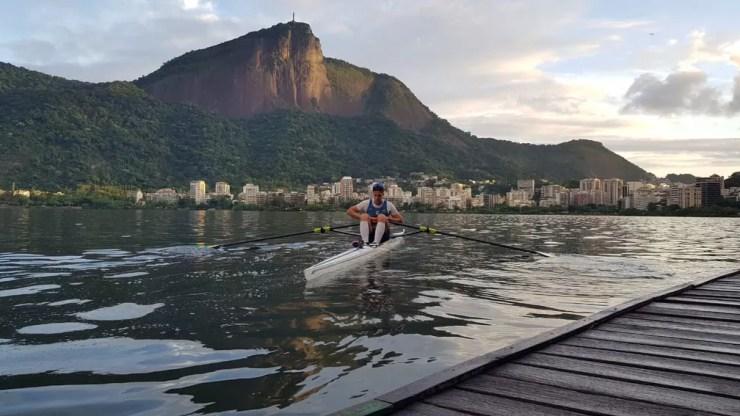 Lucas Verthein treinando na Lagoa Rodrigo de Freitas — Foto: Helena Rebello