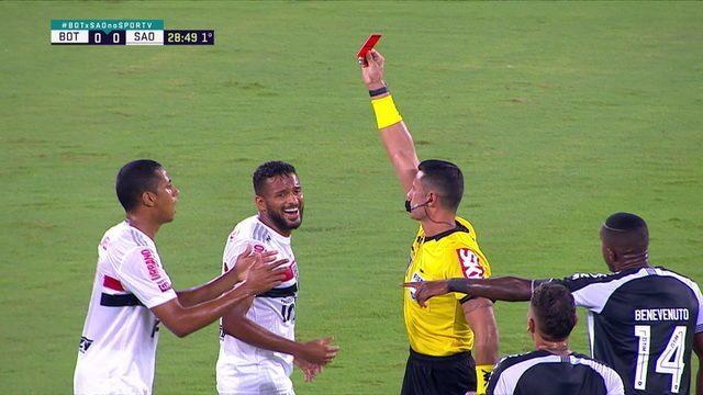 Cartão vermelho para Reinaldo, por derrubar Warley e matar contra-ataque rápido do Botafogo, aos 28 do 1ºT