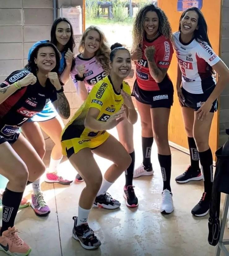 Jogadoras do Sesi-Bauru apresentam novos uniformes para a temporada 2021/2022 — Foto: Divulgação/Sesi-Bauru