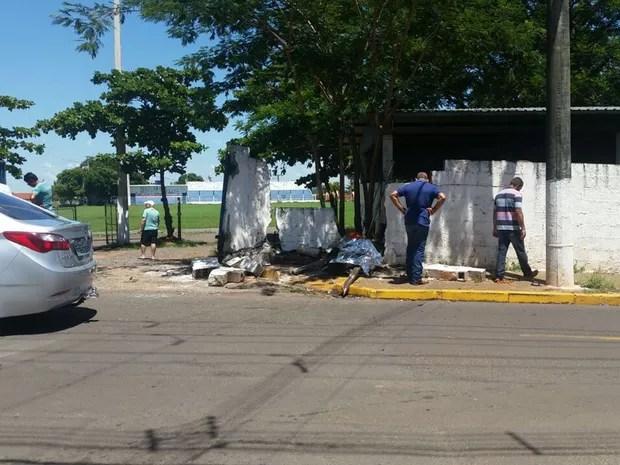 Carro arrastou motocicleta com as vítimas até parar no muro (Foto: Grissia Bueno/TV Fronteira)