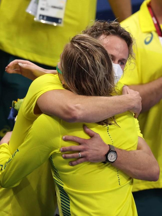 Ariarne Titmus abraça seu treinador, Dean Boxall, após ouro nos 400m livre — Foto: Davis Ramos/Getty Images