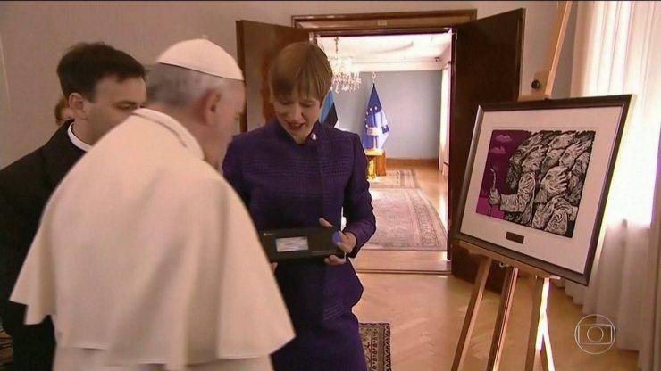 Papa Francisco recebe presente tecnológico em visita à Estônia