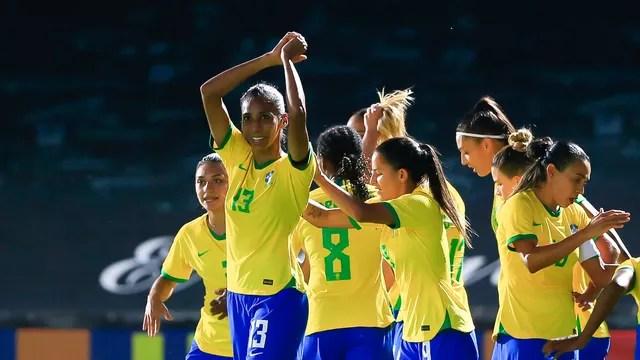 Jogadoras do Brasil comemoram um dos gols da vitória sobre a Rússia