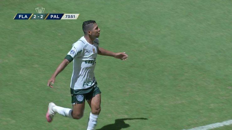 Gol do Palmeiras! Raphael Veiga cobra o pênalti e empata o jogo, aos 28' do 2º tempo