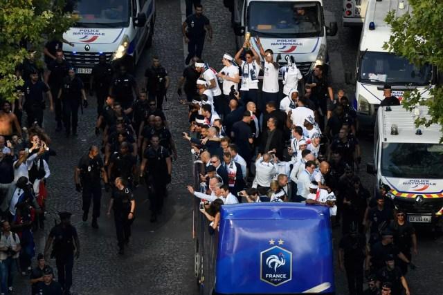 Carreata da França pelas ruas de Paris (Foto: AFP)