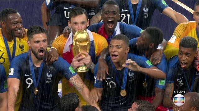 França faz a festa com a taça de campeão da Copa do Mundo de 2018