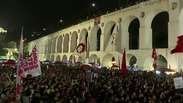 Multidão acompanha comício de Haddad na Lapa — Foto: Reprodução/TV Globo