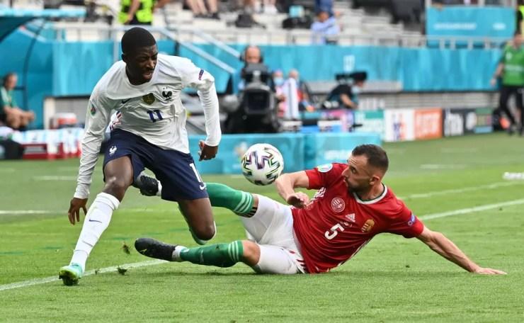 Ousmane Dembélé machucou o joelho direito no jogo contra a Hungria — Foto: Reuters
