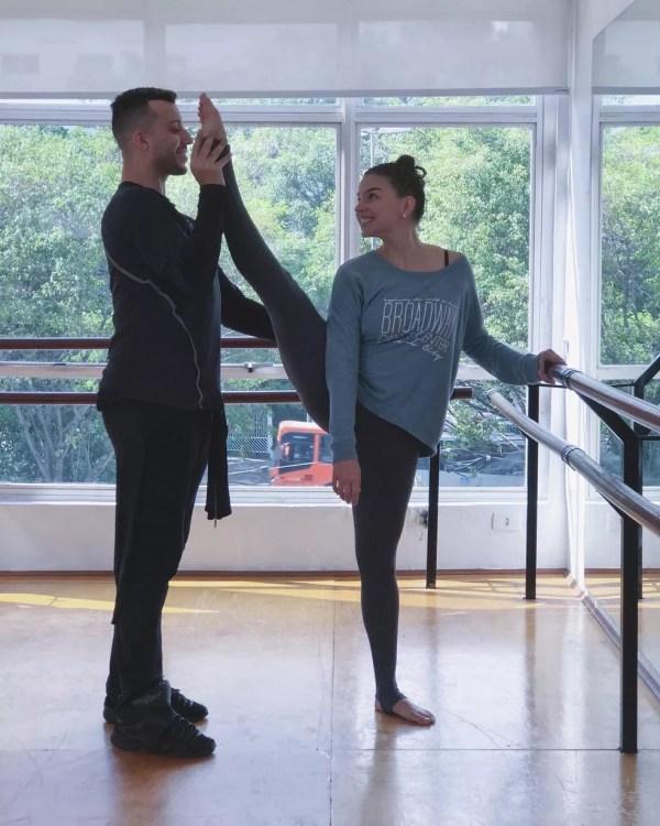 Flexibilidade: atriz pratica dança quatro vezes na semana (Foto: Arquivo Pessoal)