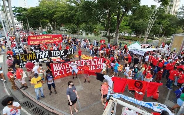 Manifestantes fazem caminhada contra Bolsonaro em Salvador — Foto: Júlio César/TV Bahia