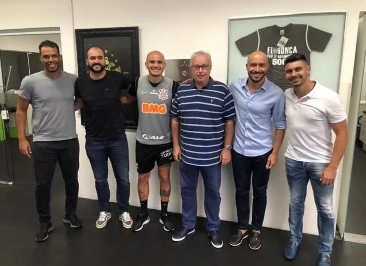 Danilo com Fernando Lázaro, Fábio Santos, Roberto de Andrade, Alessandro e Alex no Corinthians — Foto: Arquivo pessoal