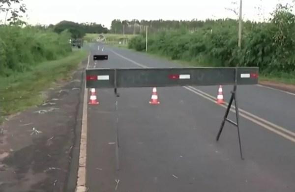 Ponte na vicinal de Suzanápolis (SP) foi sinalizada e o trânsito no local está prejudicado devido ao desmoronamento da cabeceira de proteção  (Foto: Reprodução/TV TEM)