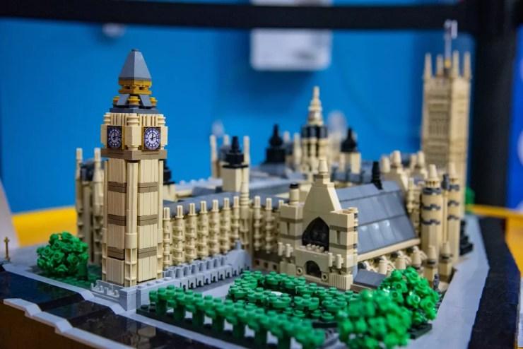 'Palácio de Westminster', obra da mostra 'Volta ao Mundo', no Museu da Imaginação — Foto: Fábio Tito/G1