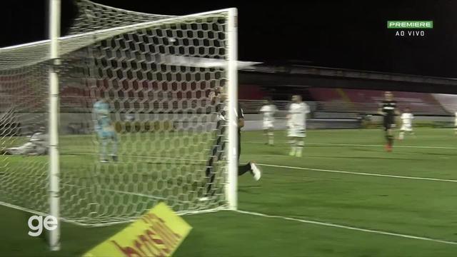 Aos 9 min do 1º tempo - gol de dentro da área de Alerrandro do Bragantino contra o Santos